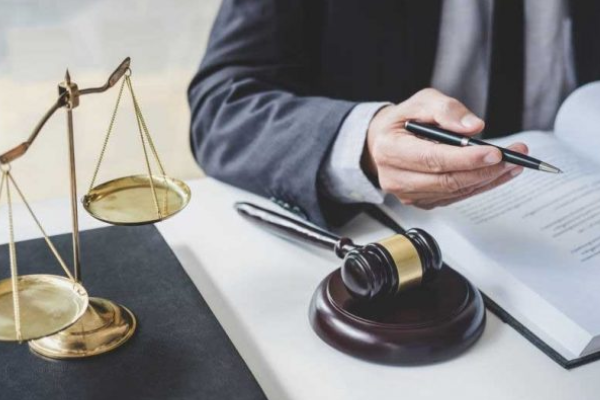 لزوم کمک گرفتن از وکیل قرارداد