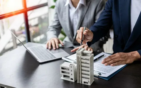 حکم فروش یک ملک به چند نفر چیست؟ | بررسی کامل حقوقی و قانونی